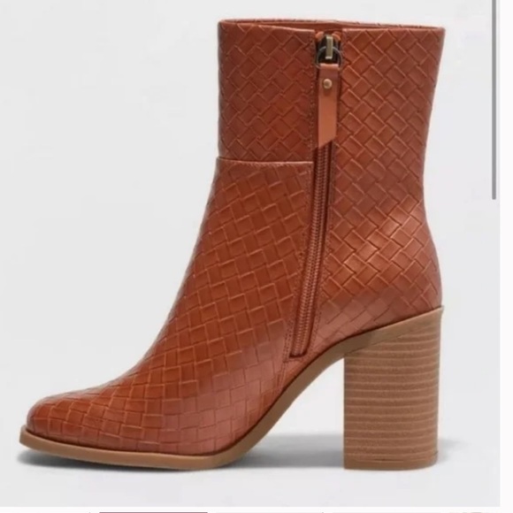 Universal Thread Heeled Boot - Picture 2 of 4